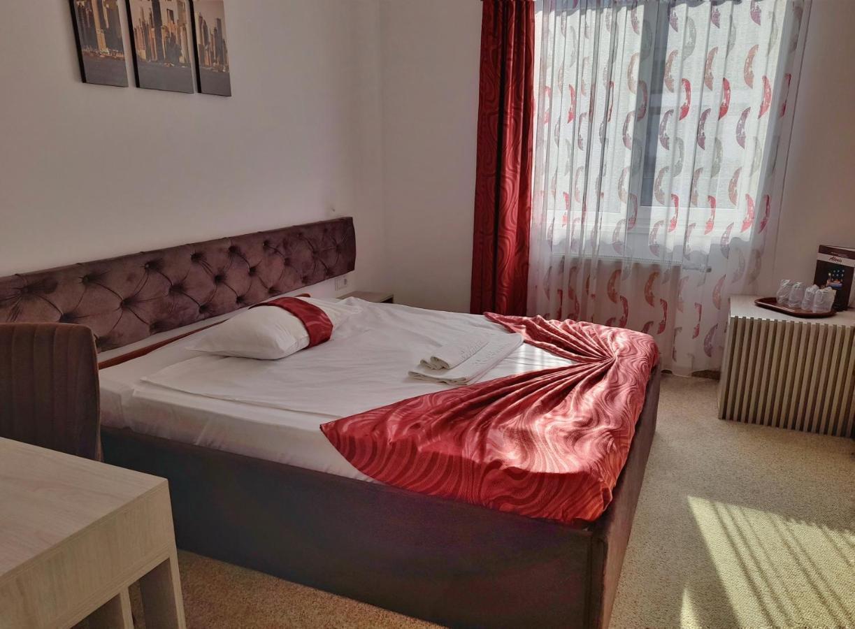 קלוז'-נאפוקה Hotel Alexis מראה חיצוני תמונה