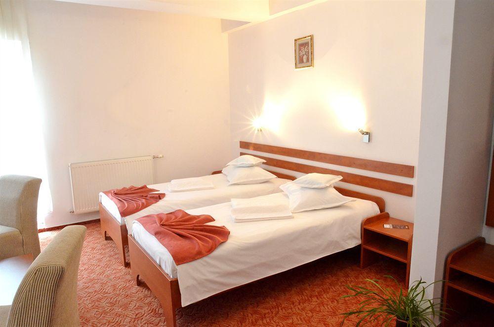 קלוז'-נאפוקה Hotel Alexis מראה חיצוני תמונה