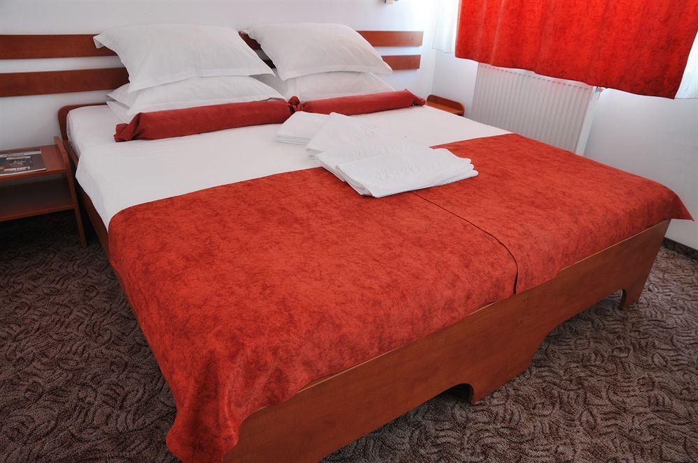קלוז'-נאפוקה Hotel Alexis מראה חיצוני תמונה
